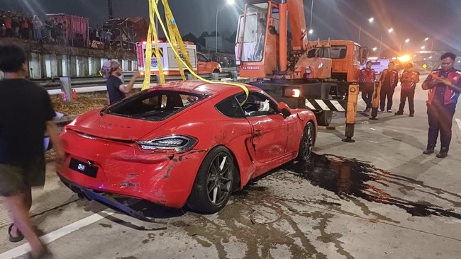 Porsche Terperosok ke Selokan di Tol Desari saat Pengemudi Berusaha Hindari Genangan